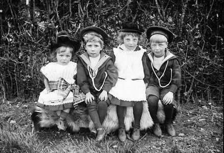Rich Victorian Childrens Clothes41